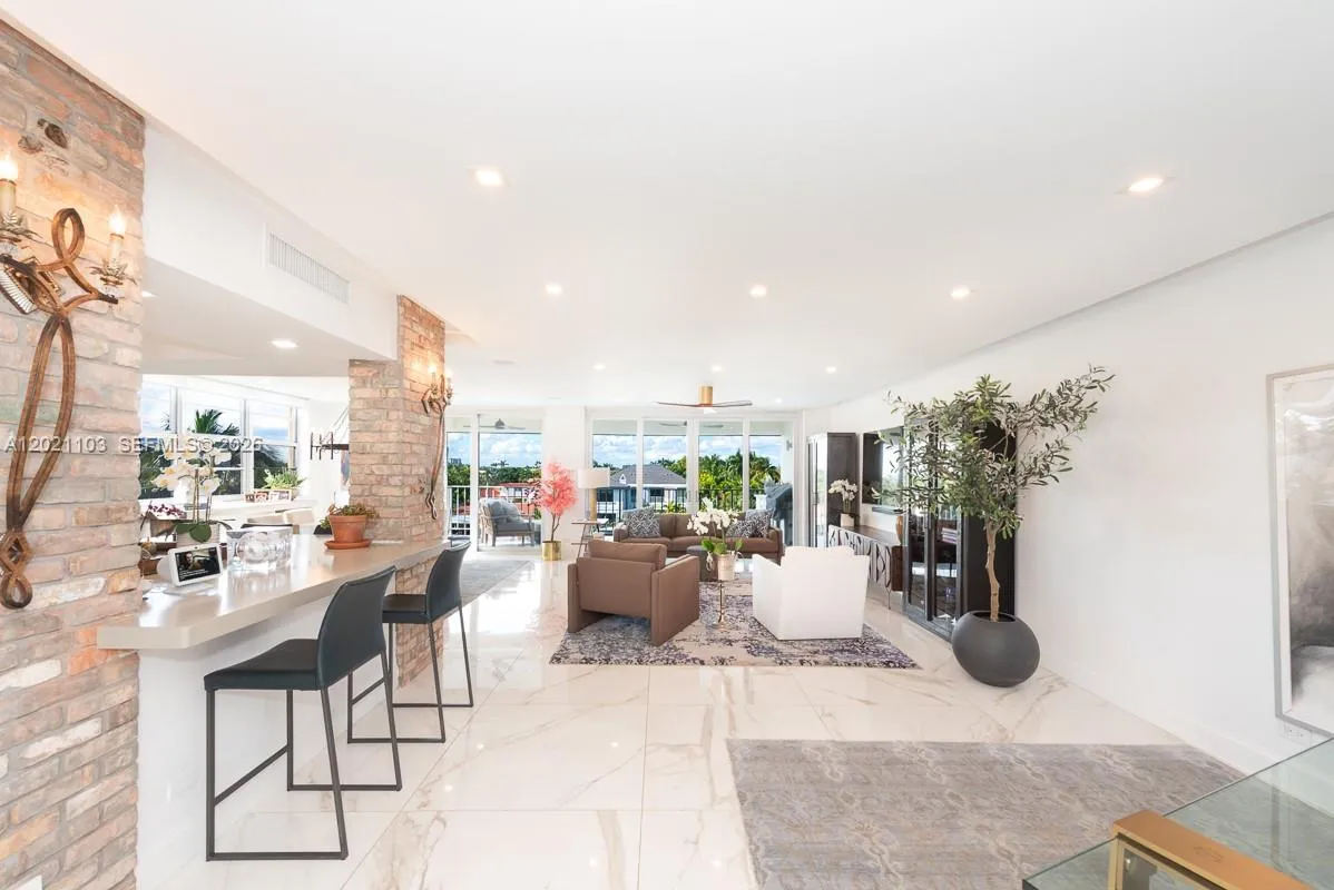 Foto de propiedad en 10180 W Bay Harbor Drive 4A, Bay Harbor Islands, FL 33154 Bay Harbor Islands con MLS# 