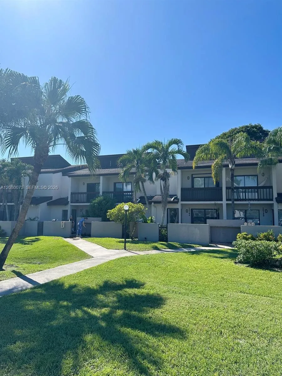 Foto de propiedad en 10182 NW 41st Street 100-9, Doral, FL 33178 Doral con MLS# 