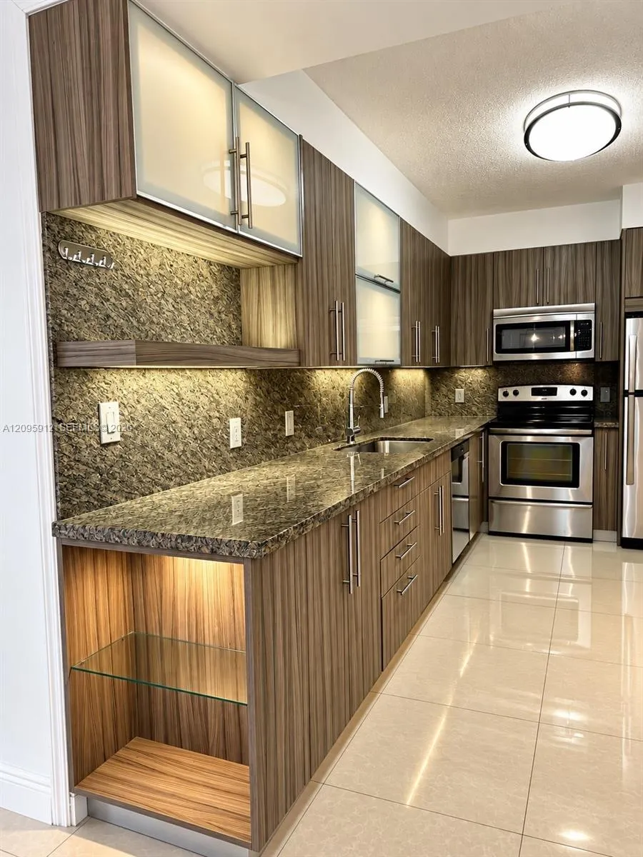 En Renta 10185 Collins Avenue 203, Bal Harbour, FL 33154, Bal Harbour, FL 33154