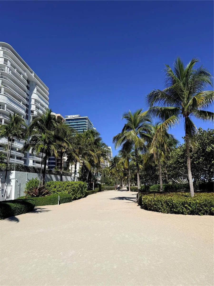 En Venta 10185 E Collins Avenue 822, Bal Harbour, FL 33154, Bal Harbour, FL 33154