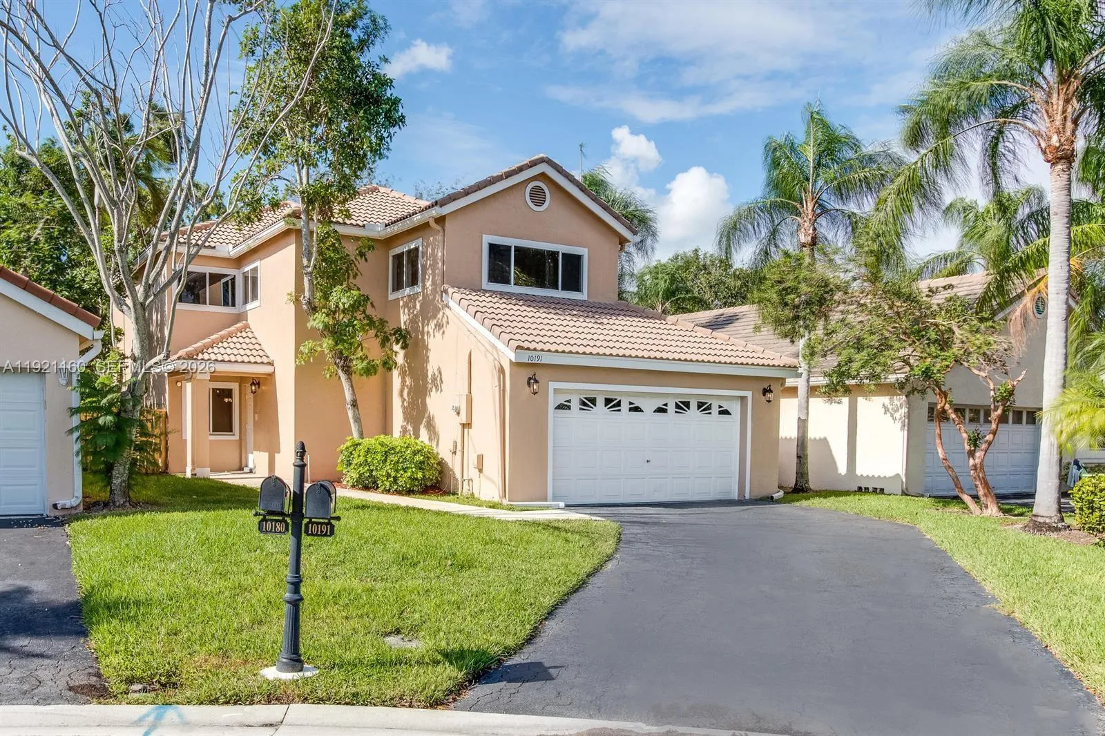 Foto de propiedad en 10191 NW 5th Street, Plantation, FL 33324 Plantation con MLS# 