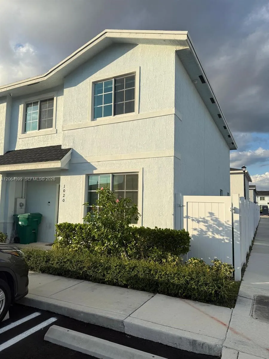 Foto de propiedad en 1020 NW 5th Terrace, Florida City, FL 33034 Florida City con MLS# 