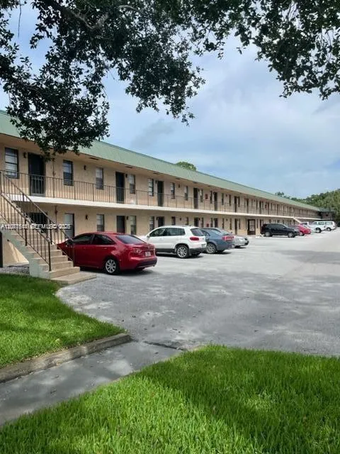 Foto de propiedad en 1021 SE Monterey Road 1-20, Stuart, FL 34994 Stuart con MLS# 