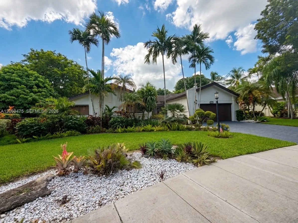 Foto de propiedad en 10220 SW 91st Street, Miami, FL 33176 Miami con MLS# 