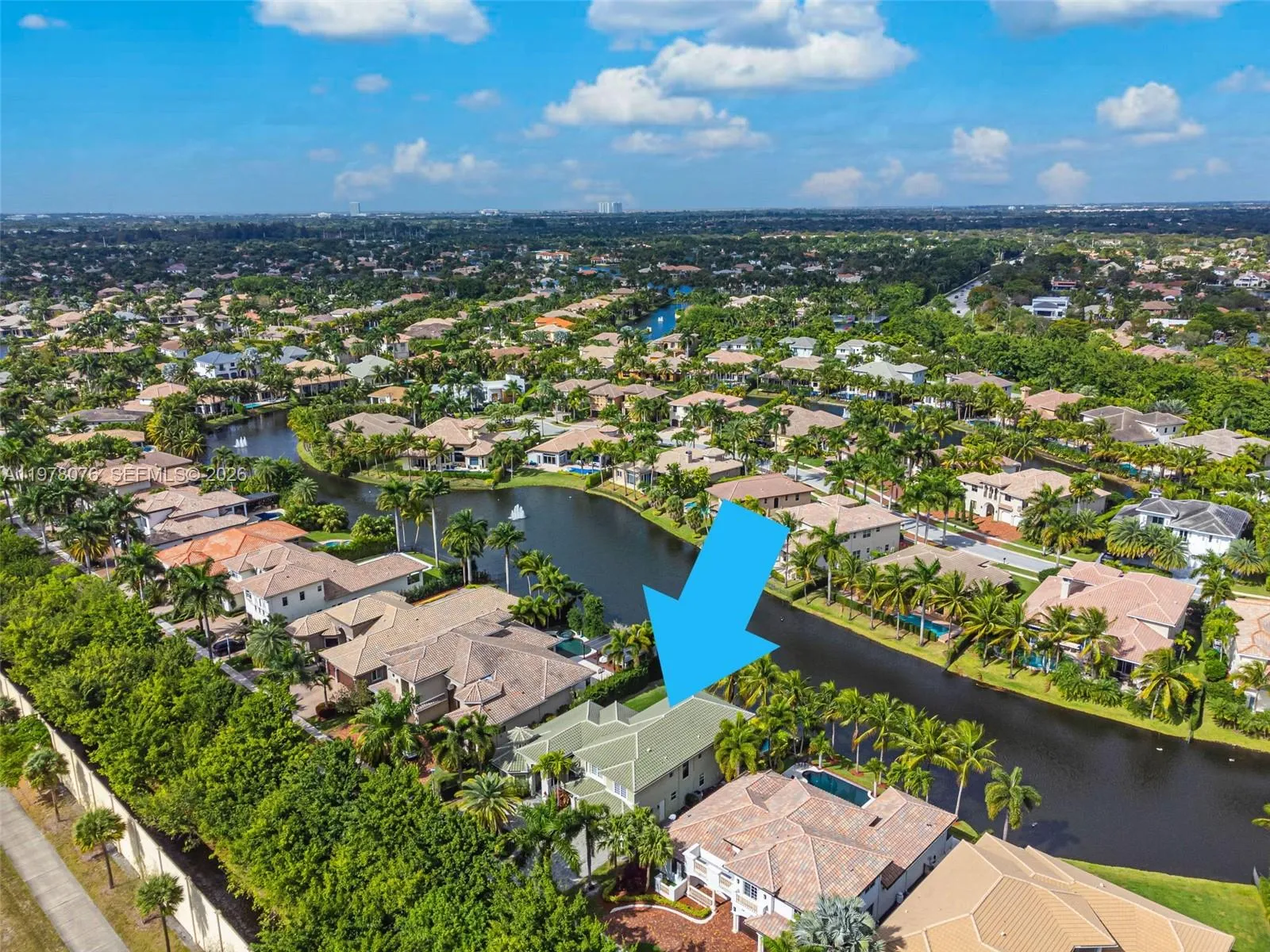 Foto de propiedad en 10221 Blue Palm Street, Plantation, FL 33324 Plantation con MLS# 