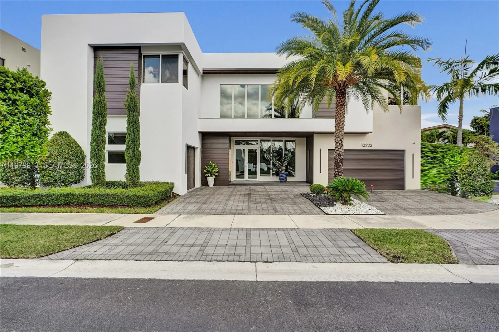 Foto de propiedad en 10223 NW 75th Terrace ., Doral, FL 33178 Doral con MLS# 
