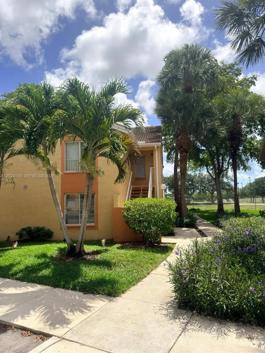 Foto de propiedad en 1025 Coral Club Drive 1025, Coral Springs, FL 33071 Coral Springs con MLS# 