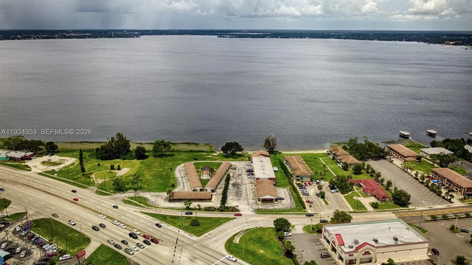 Foto de propiedad en 1025 Lakeveiw Drive, Sebring, FL 33870 Sebring con MLS# 