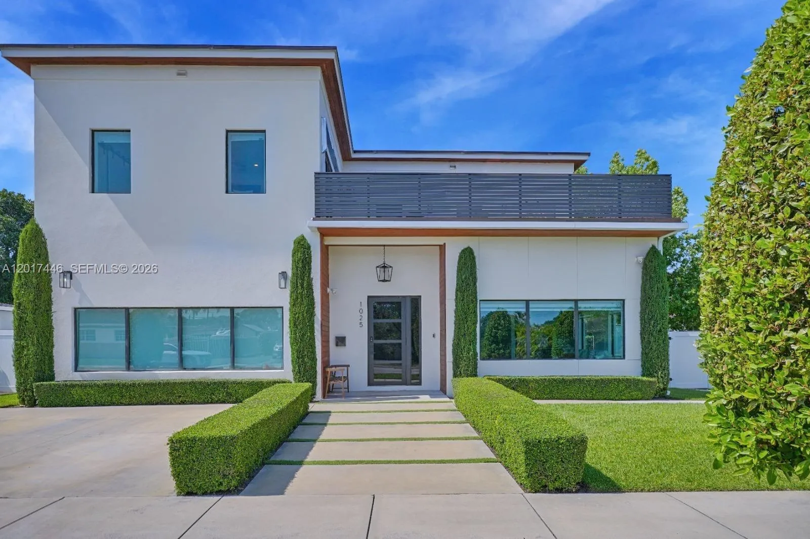 Foto de propiedad en 1025 NE 170th Terrace, Miami, FL 33162 Miami con MLS# 