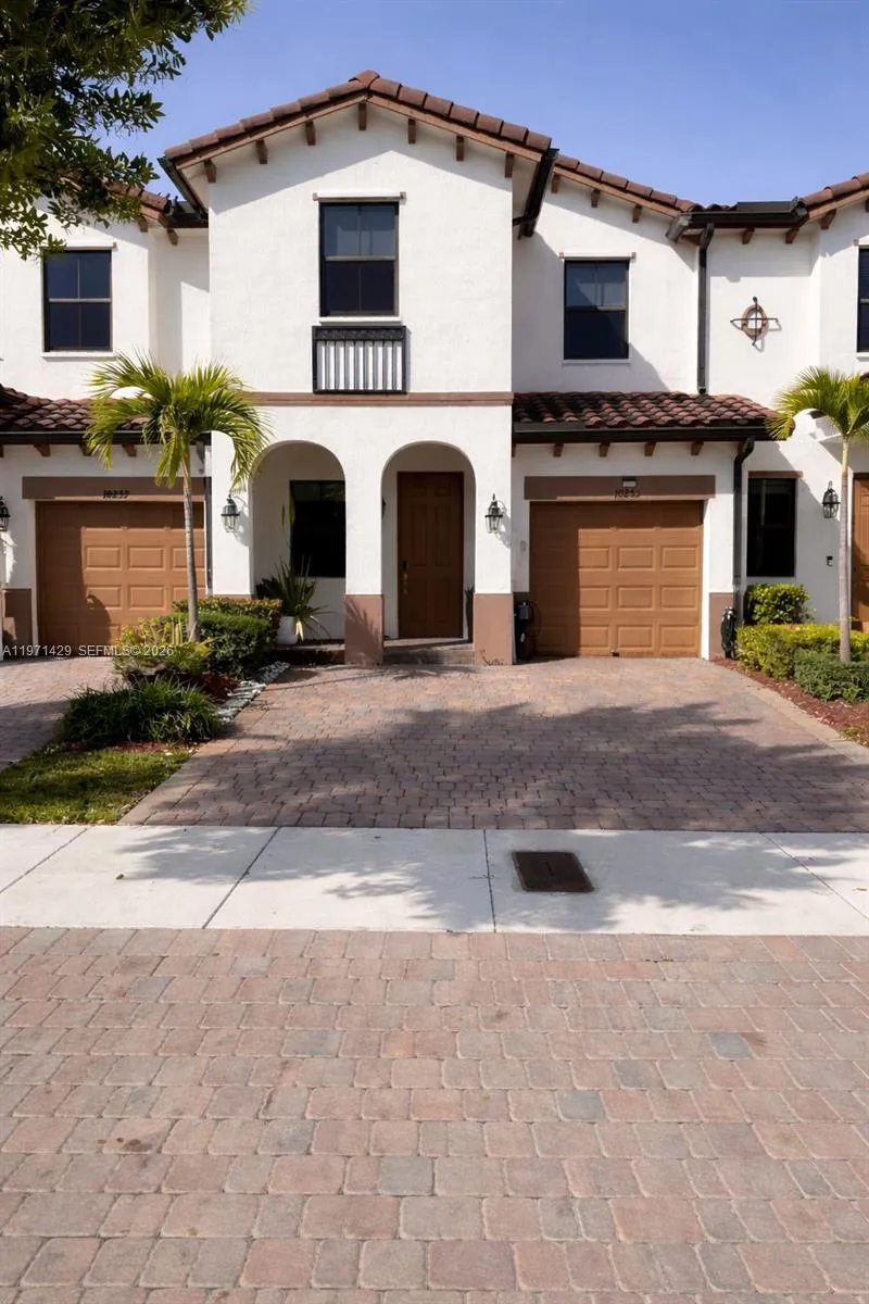 Foto de propiedad en 10255 NW 89th Terrace, Doral, FL 33178 Doral con MLS# 