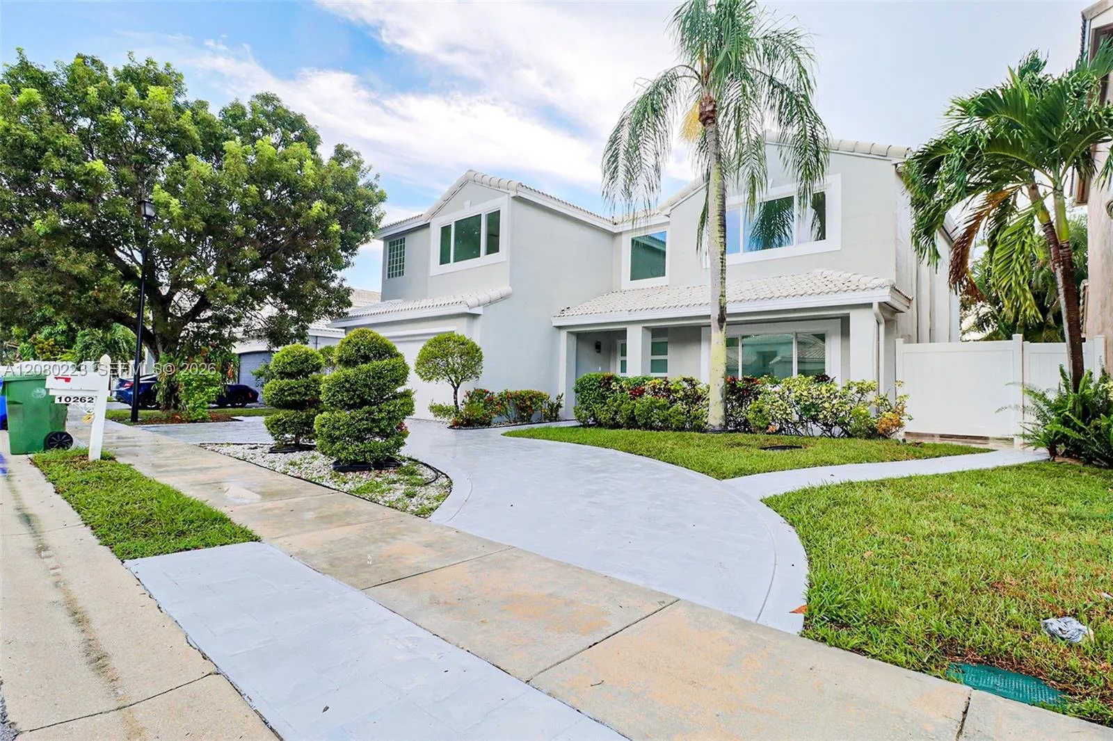 Foto de propiedad en 10262 SW 9th Lane, Pembroke Pines, FL 33025 Pembroke Pines con MLS# 