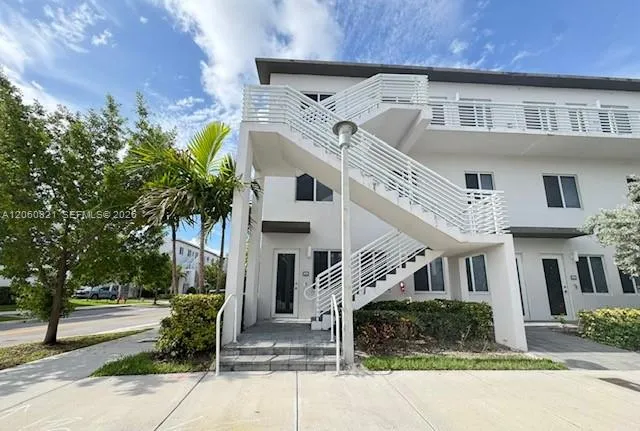 Foto de propiedad en 10270 NW 66th Street 101, Doral, FL 33178 Doral con MLS# 