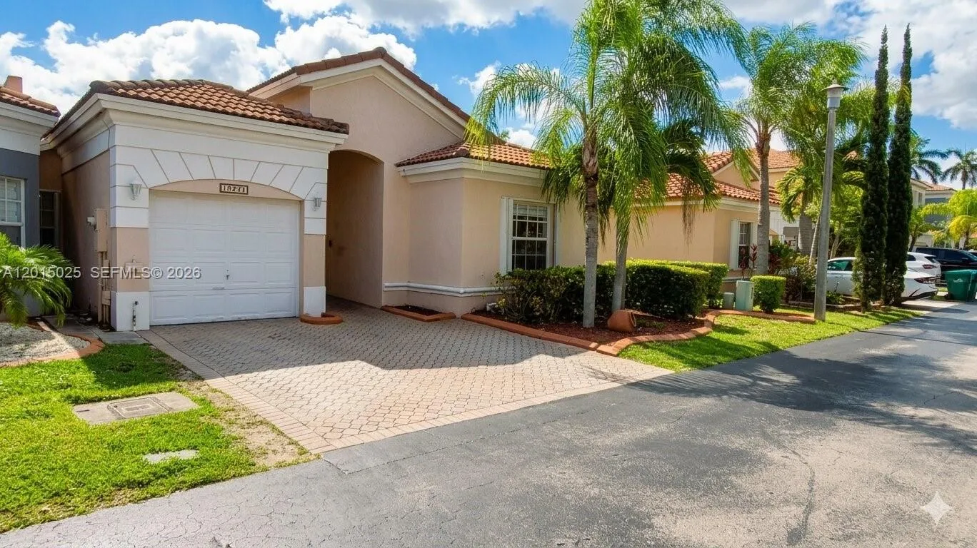 Foto de propiedad en 10273 SW 162nd Court, Miami, FL 33196 Miami con MLS# 