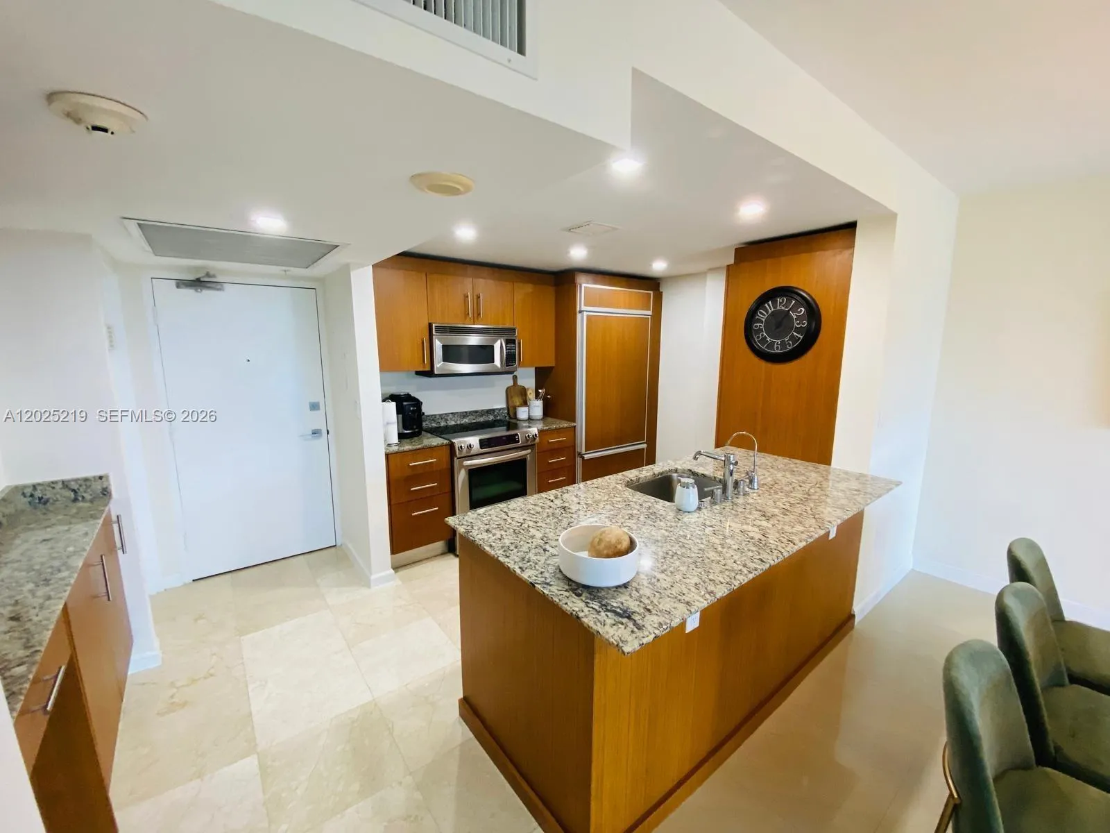 Alquilada 10275 E Collins Avenue 324, Bal Harbour, FL 33154, Bal Harbour, FL 33154