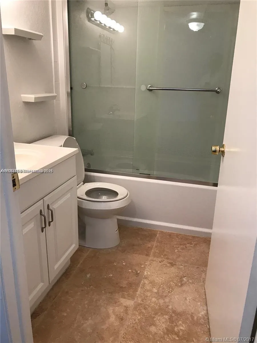 Foto de propiedad en 10288 NW 9th St Circle 205, Miami, FL 33172 Miami con MLS# 