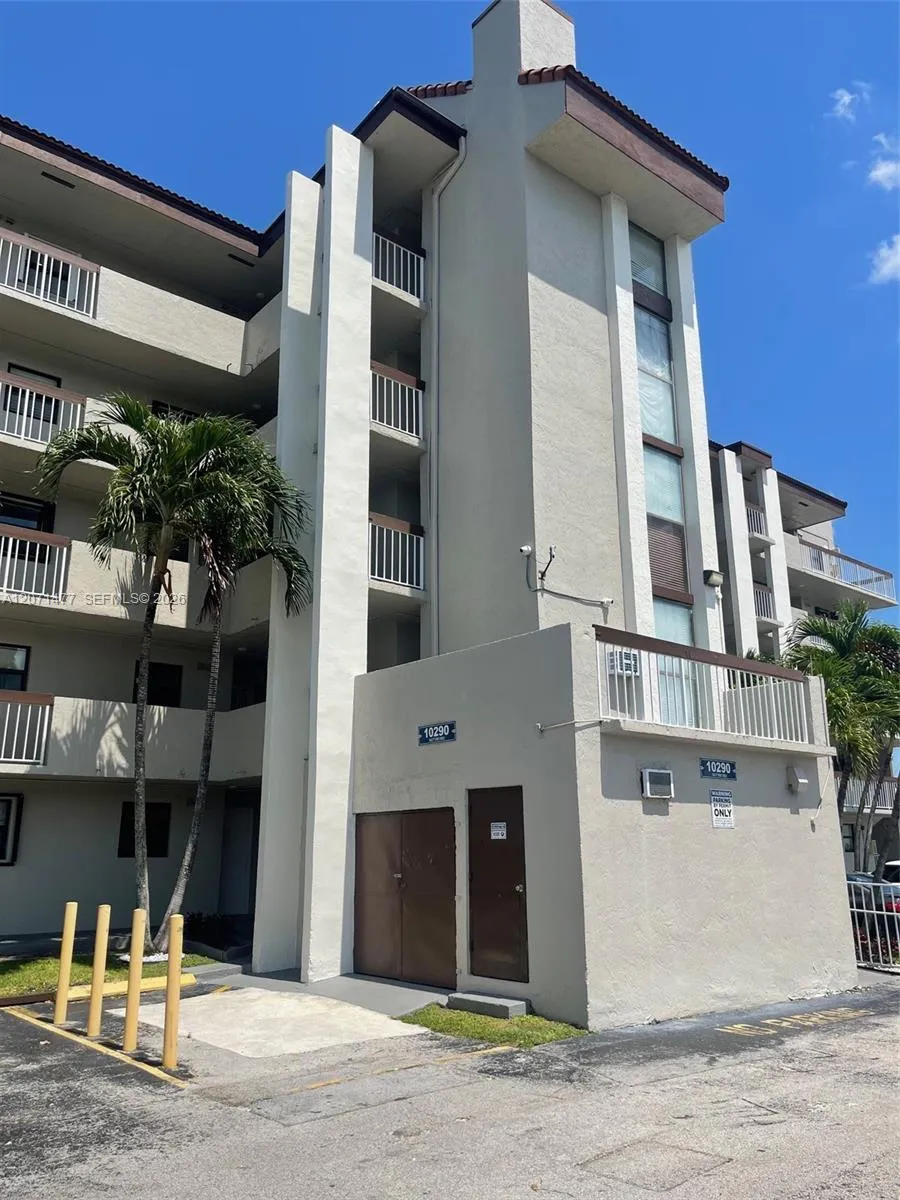Foto de propiedad en 10290 NW 9th St Circle 113, Miami, FL 33172 Miami con MLS# 