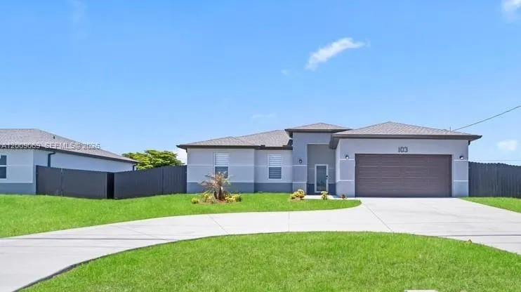 Foto de propiedad en 103 Diplomat Parkway E, Cape Coral, FL 33909 Cape Coral con MLS# 