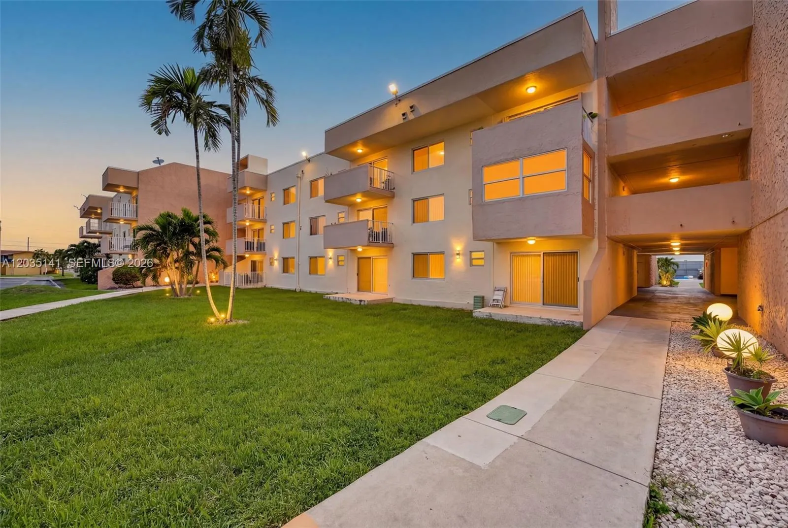 Foto de propiedad en 10300 Coral Way C25, Miami, FL 33165 Miami con MLS# 