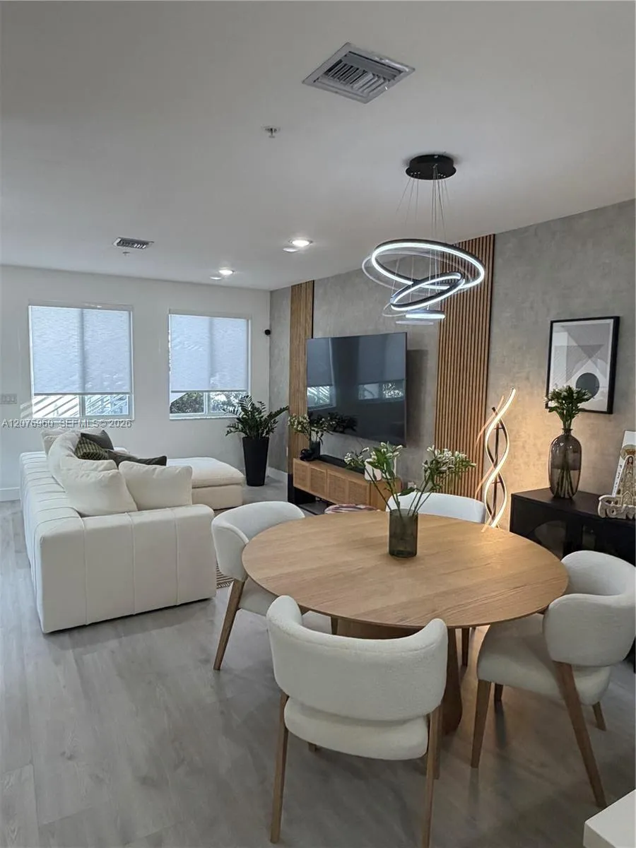 Foto de propiedad en 10300 NW 66th Street, Doral, FL 33178 Doral con MLS# 