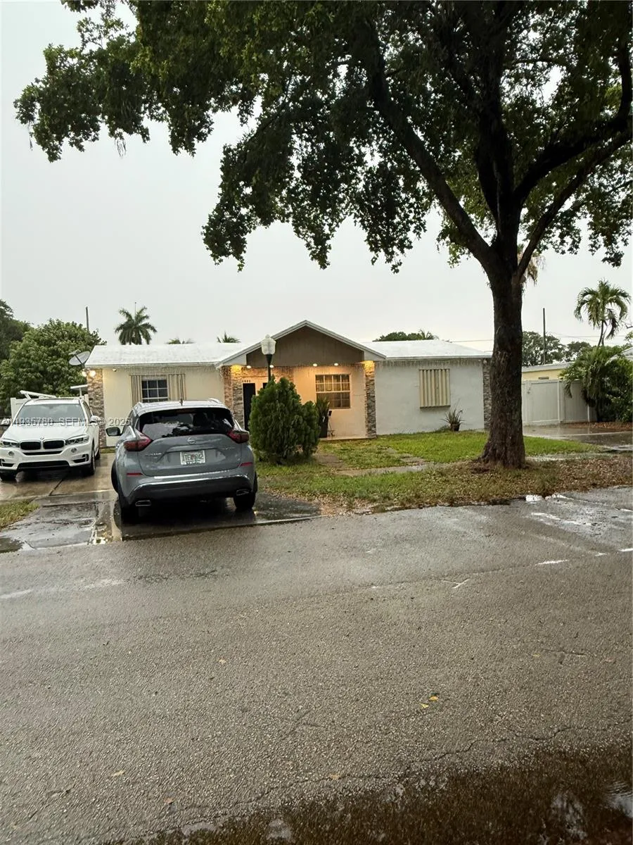 Foto de propiedad en 1031 NE 142nd Street, North Miami, FL 33161 North Miami con MLS# 