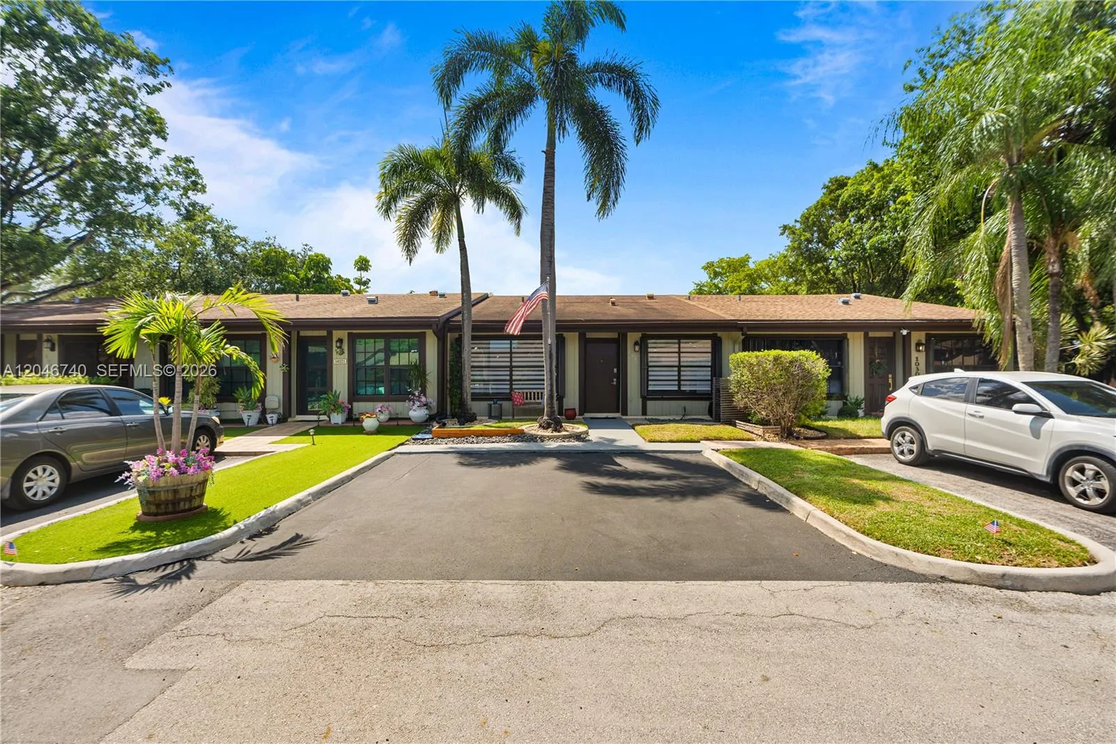 Foto de propiedad en 10311 Laurel Court, Pembroke Pines, FL 33026 Pembroke Pines con MLS# 