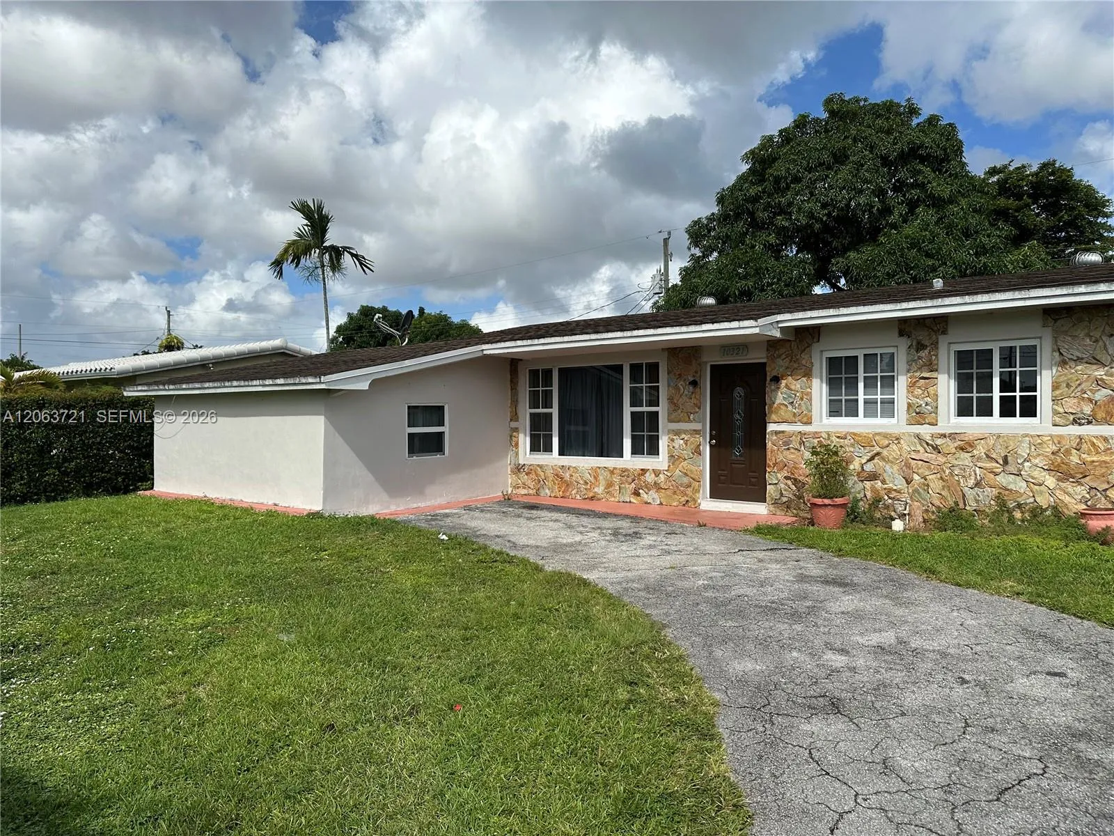 Foto de propiedad en 10321 SW 51st Street, Miami, FL 33165 Miami con MLS# 
