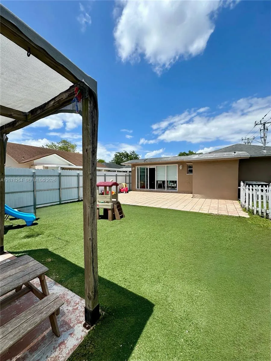 En Venta 10330 Puerto Rico Drive, Cutler Bay, FL 33189, Cutler Bay, FL 33189