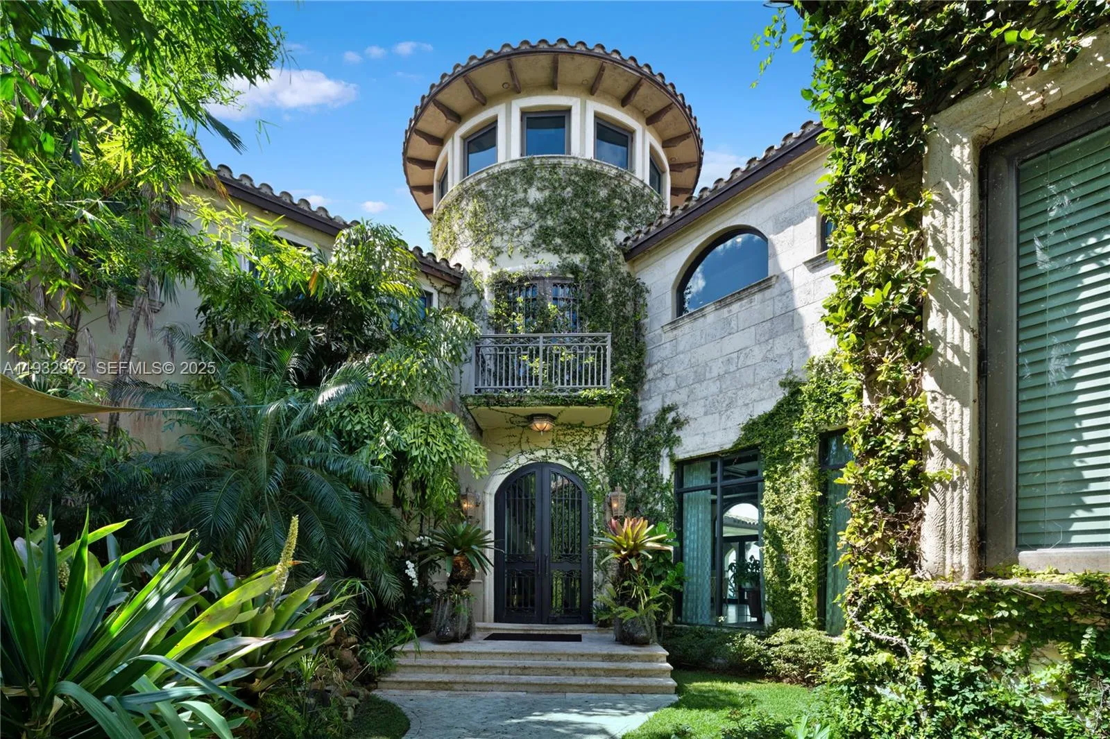 Foto de propiedad en 10330 W Broadview Drive, Bay Harbor Islands, FL 33154 Bay Harbor Islands con MLS# 