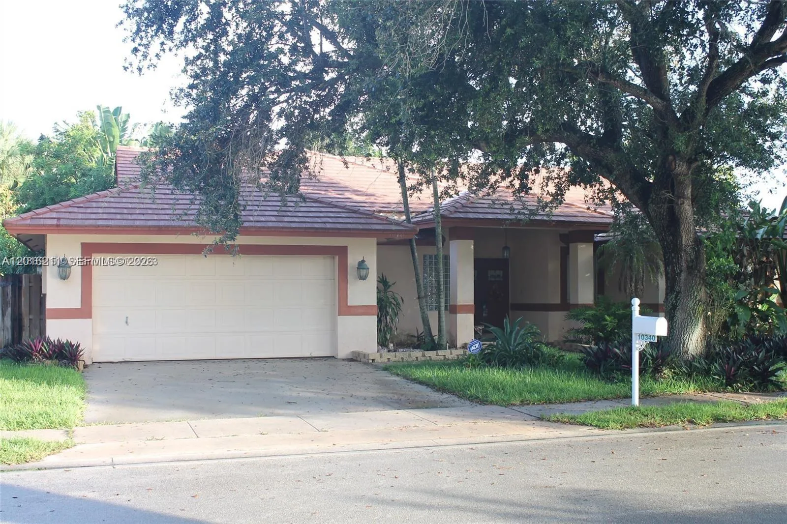 Foto de propiedad en 10340 SW 15th Street, Pembroke Pines, FL 33025 Pembroke Pines con MLS# 