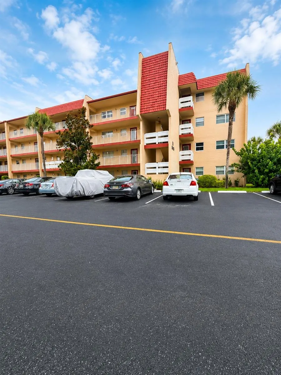 Foto de propiedad en 1035 Country Club Drive 408, Margate, FL 33063 Margate con MLS# 