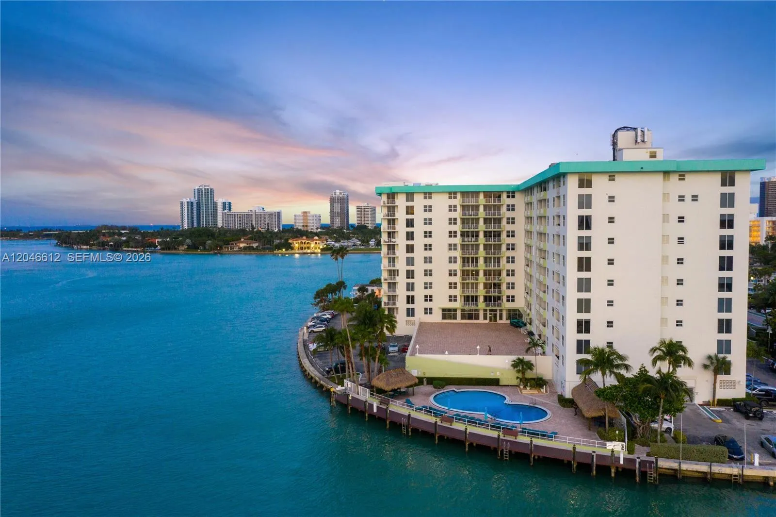 Foto de propiedad en 10350 W Bay Harbor Drive 8F, Bay Harbor Islands, FL 33154 Bay Harbor Islands con MLS# 