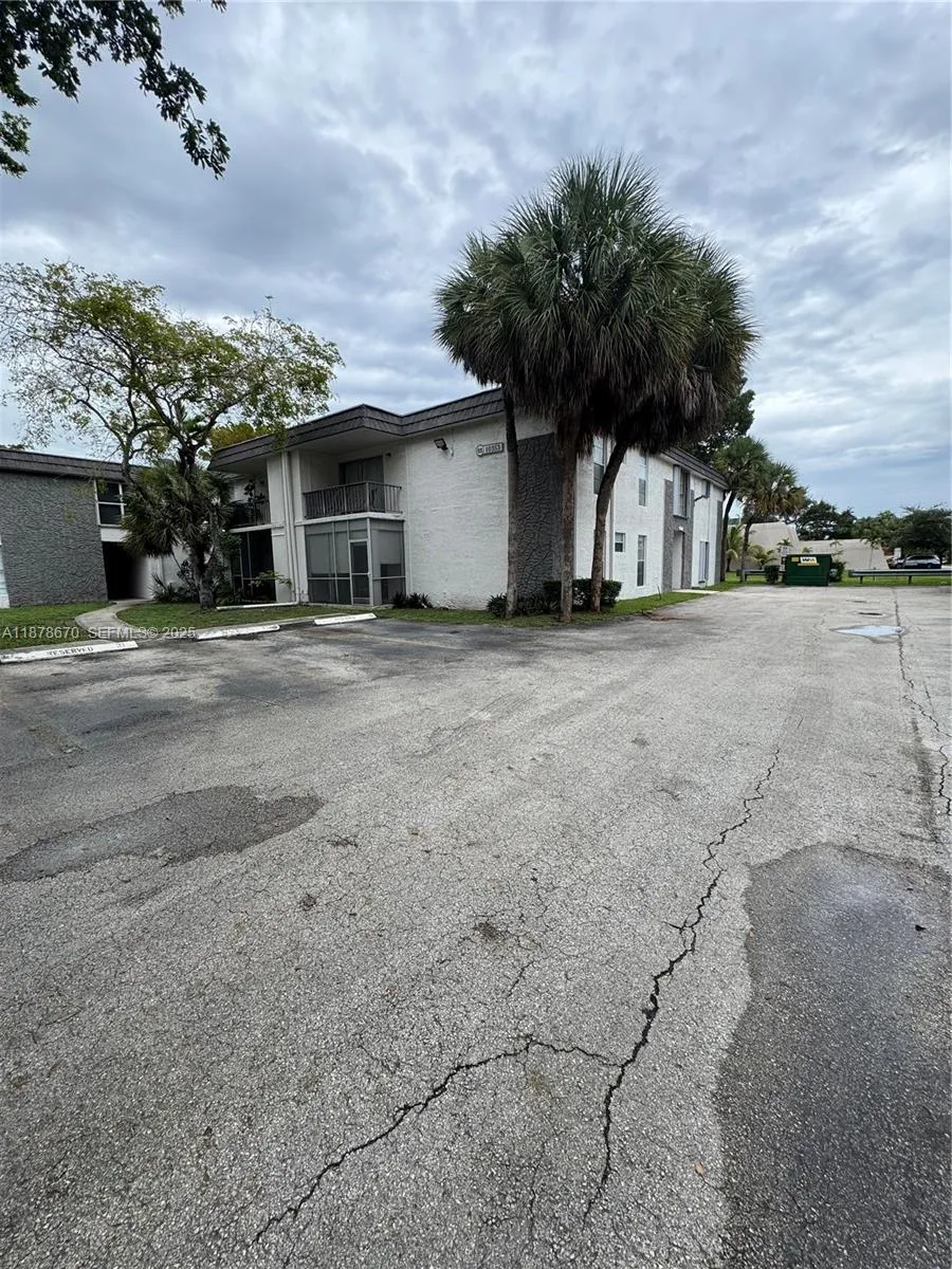 Foto de propiedad en 10353 N Kendall Drive BB2, Miami, FL 33176 Miami con MLS# 