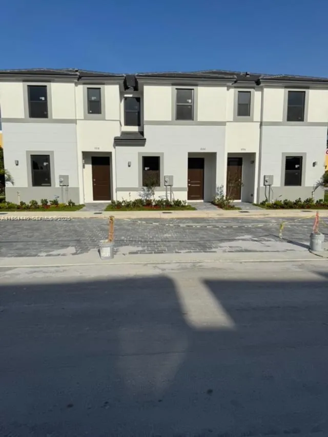 Foto de propiedad en 1037 NW 1 Avenue, Florida City, FL 33034 Florida City con MLS# 