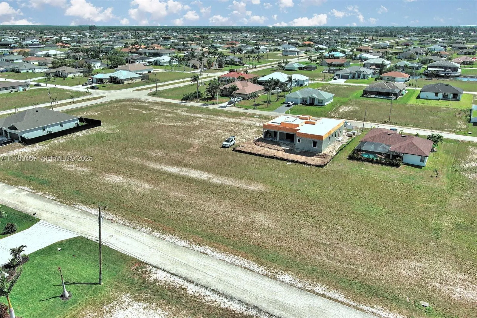 Foto de propiedad en 1037 NW 37th Place, Cape Coral, FL 33993 Cape Coral con MLS# 