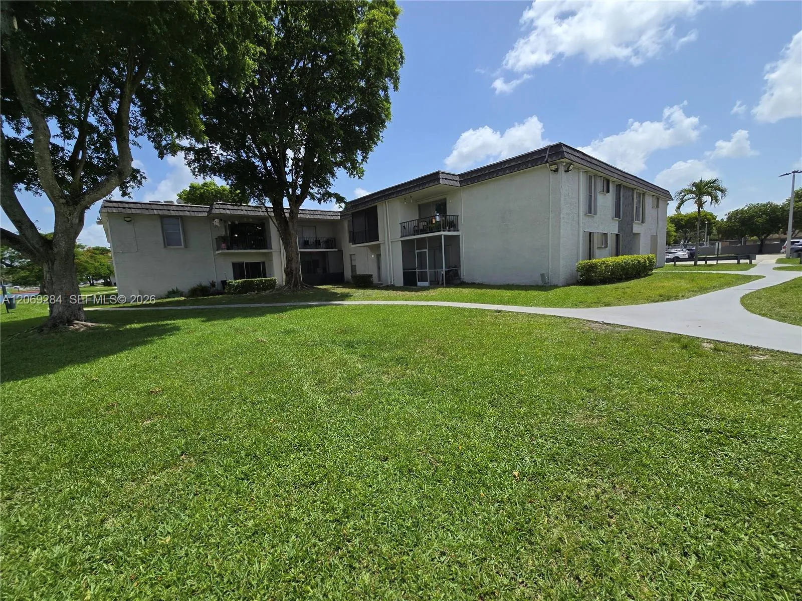 Foto de propiedad en 10375 N Kendall Drive J7, Miami, FL 33176 Miami con MLS# 