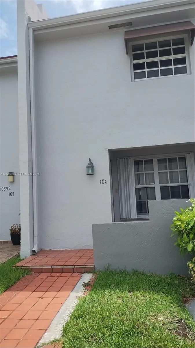 Foto de propiedad en 10395 SW 154th Cir Court 104, Miami, FL 33196 Miami con MLS# 
