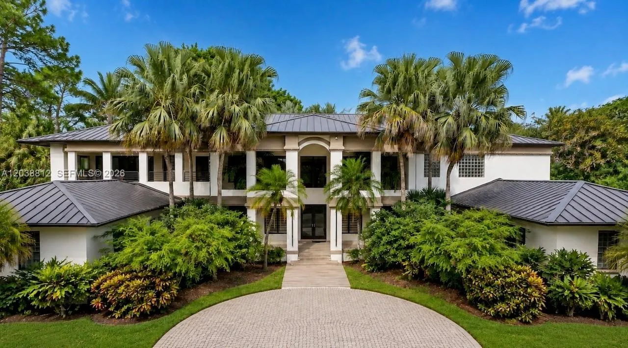Foto de propiedad en 10395 SW 67th Avenue, Pinecrest, FL 33156 Pinecrest con MLS# 