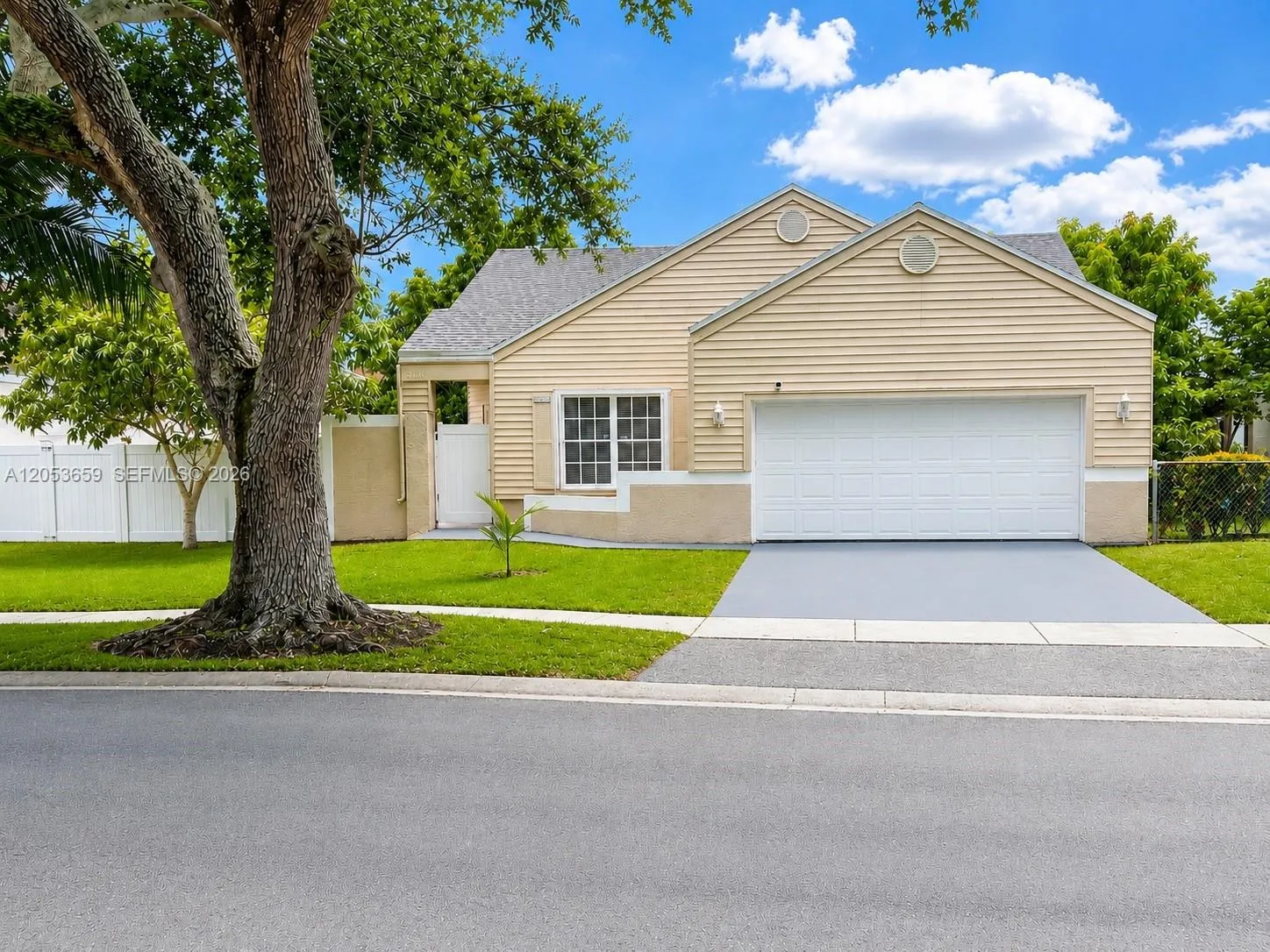 Foto de propiedad en 1040 SW 85th Terrace, Pembroke Pines, FL 33025 Pembroke Pines con MLS# 