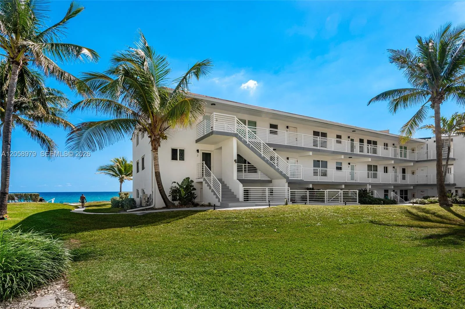 Foto de propiedad en 1041 Hillsboro Mile 2, Hillsboro Beach, FL 33062 Hillsboro Beach con MLS# 