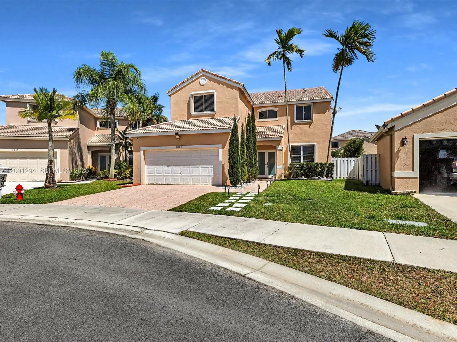 Foto de propiedad en 1042 Thistle Creek Court, Weston, FL 33327 Weston con MLS# 