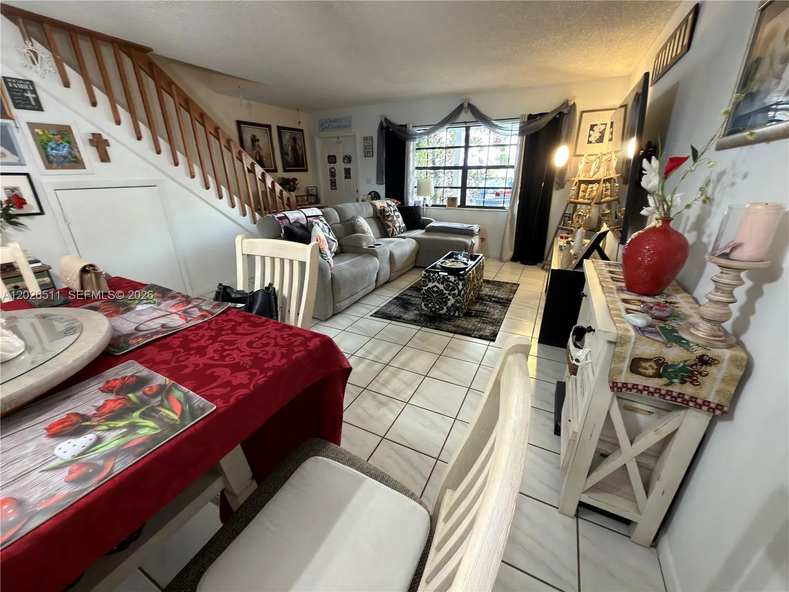 Foto de propiedad en 10428 NW 3rd Street, Pembroke Pines, FL 33026 Pembroke Pines con MLS# 