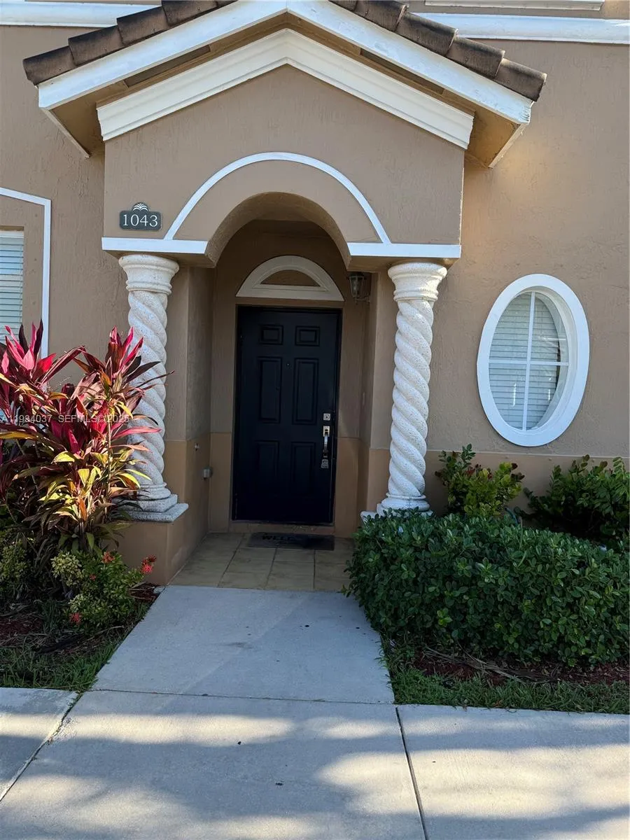 Foto de propiedad en 1043 SE 23rd Avenue, Homestead, FL 33035 Homestead con MLS# 