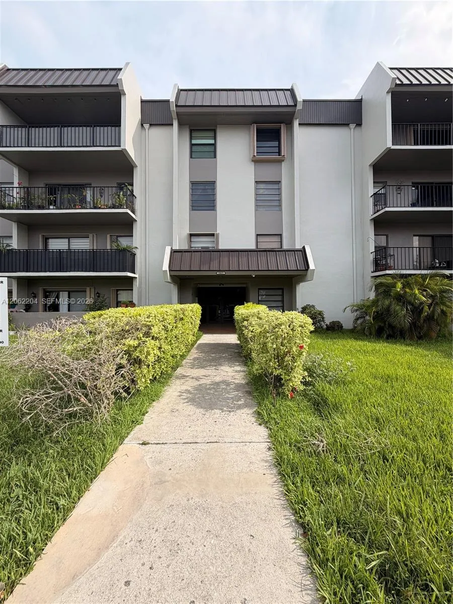 Foto de propiedad en 10431 N Kendall Drive D314, Miami, FL 33176 Miami con MLS# 