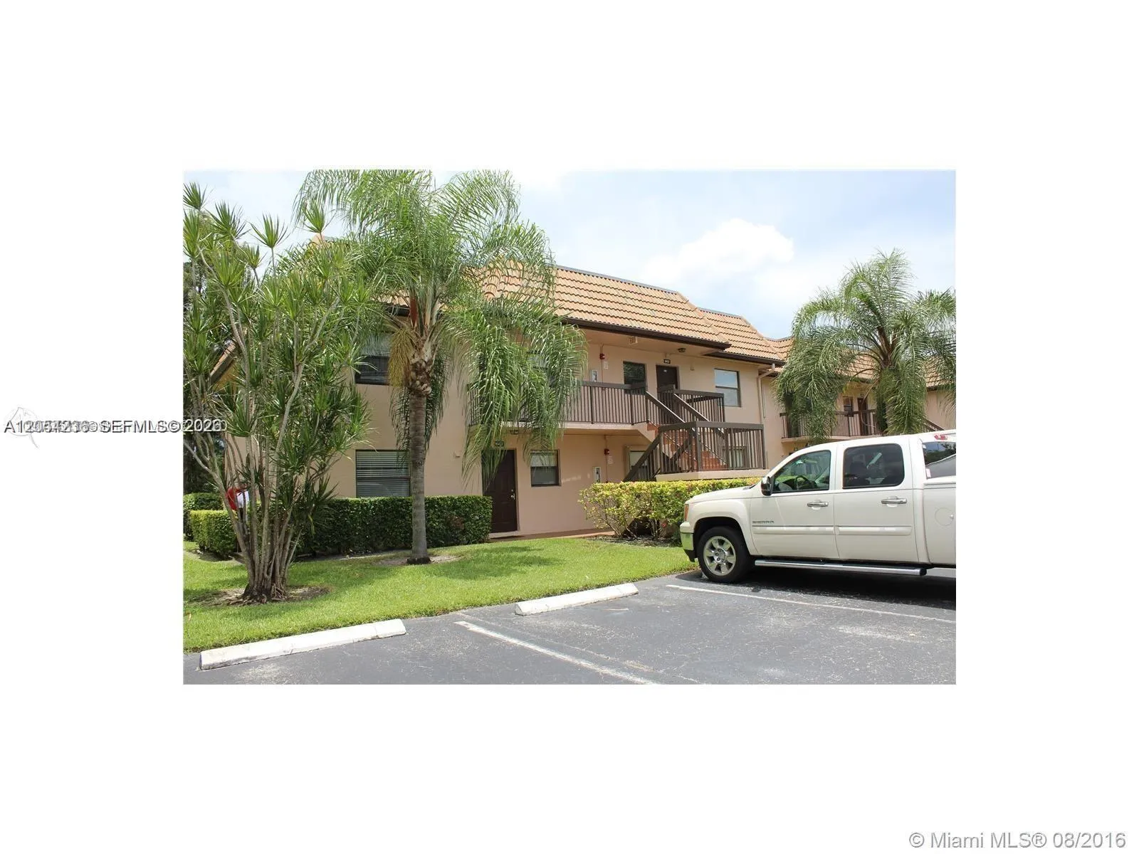 Foto de propiedad en 10437 NW 11th Street 202, Pembroke Pines, FL 33026 Pembroke Pines con MLS# 
