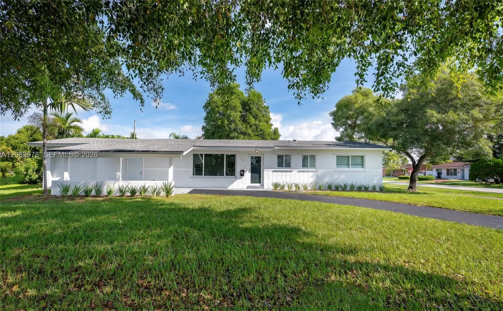 Foto de propiedad en 10441 SW 46th Terrace, Miami, FL 33165 Miami con MLS# 