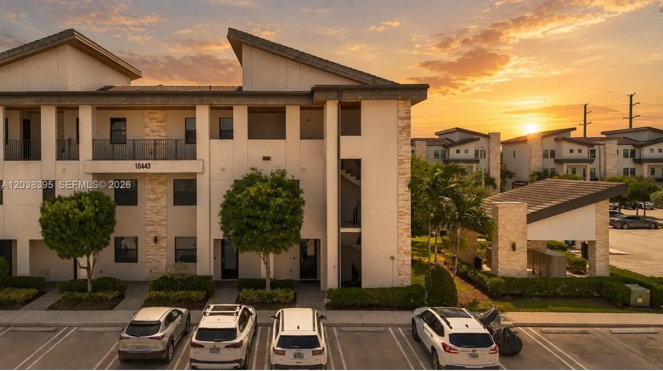 Foto de propiedad en 10443 NW 82nd Street 8, Doral, FL 33178 Doral con MLS# 