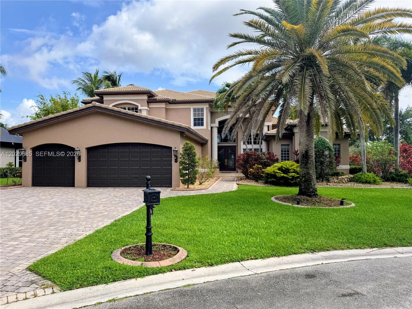Foto de propiedad en 10445 Canterbury Court, Davie, FL 33328 Davie con MLS# 