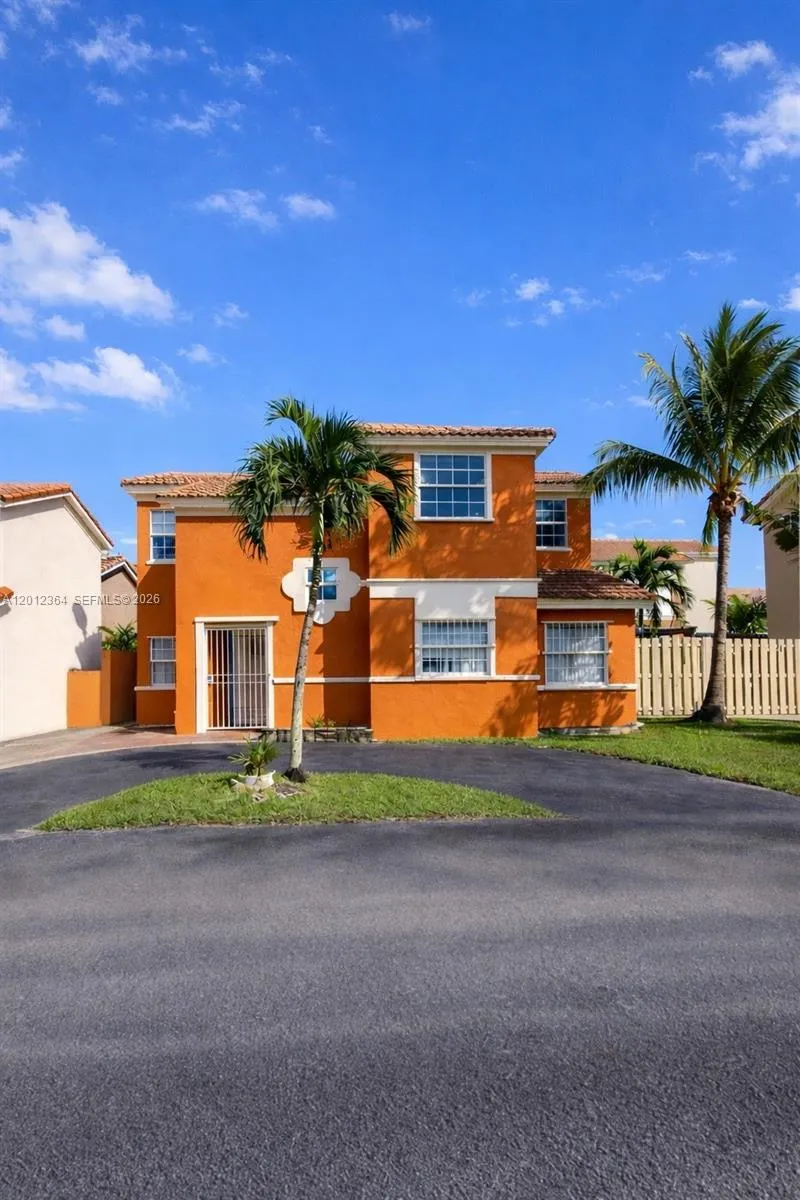 Foto de propiedad en 1045 NW 126th Place, Miami, FL 33182 Miami con MLS# 