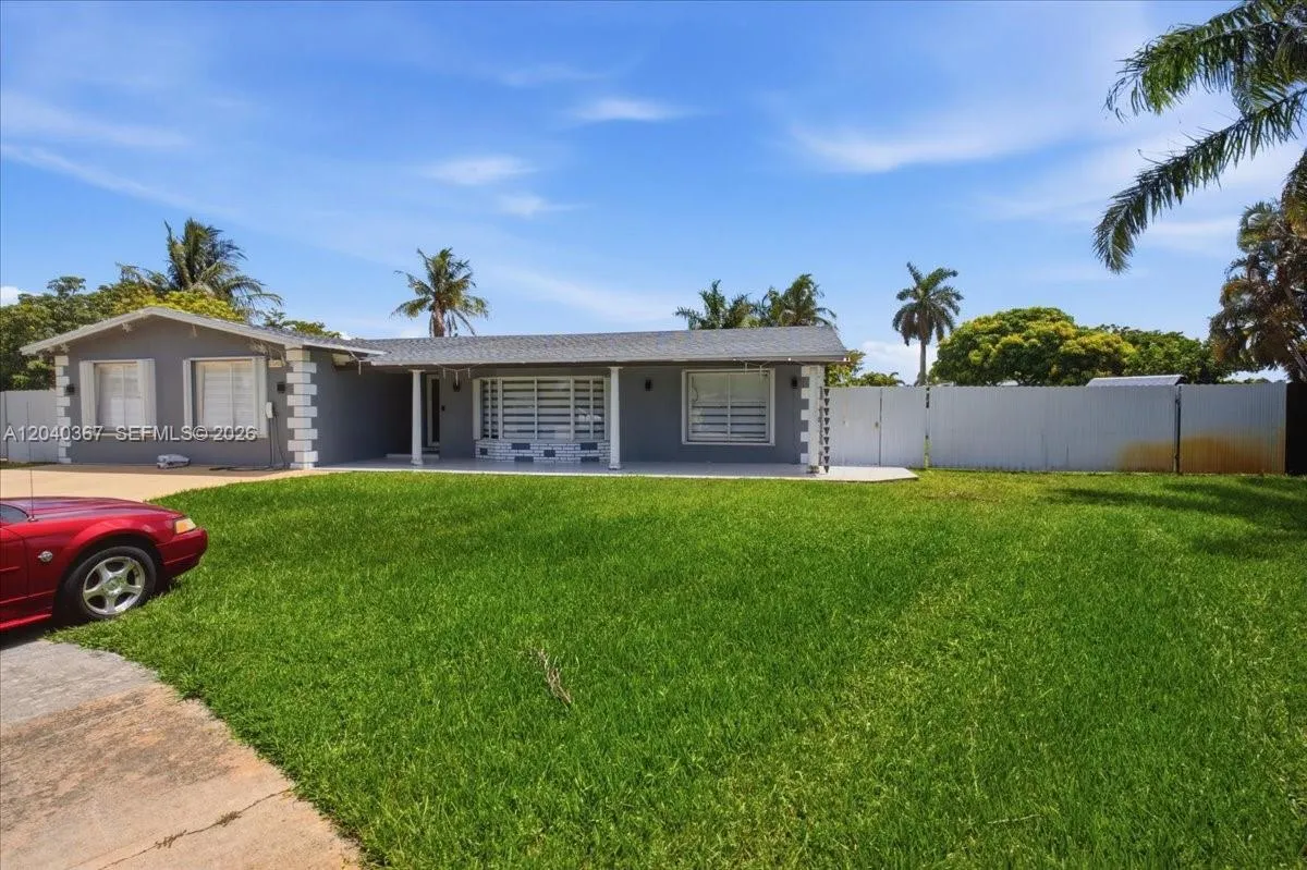 Foto de propiedad en 10450 NW 19th Street, Pembroke Pines, FL 33026 Pembroke Pines con MLS# 