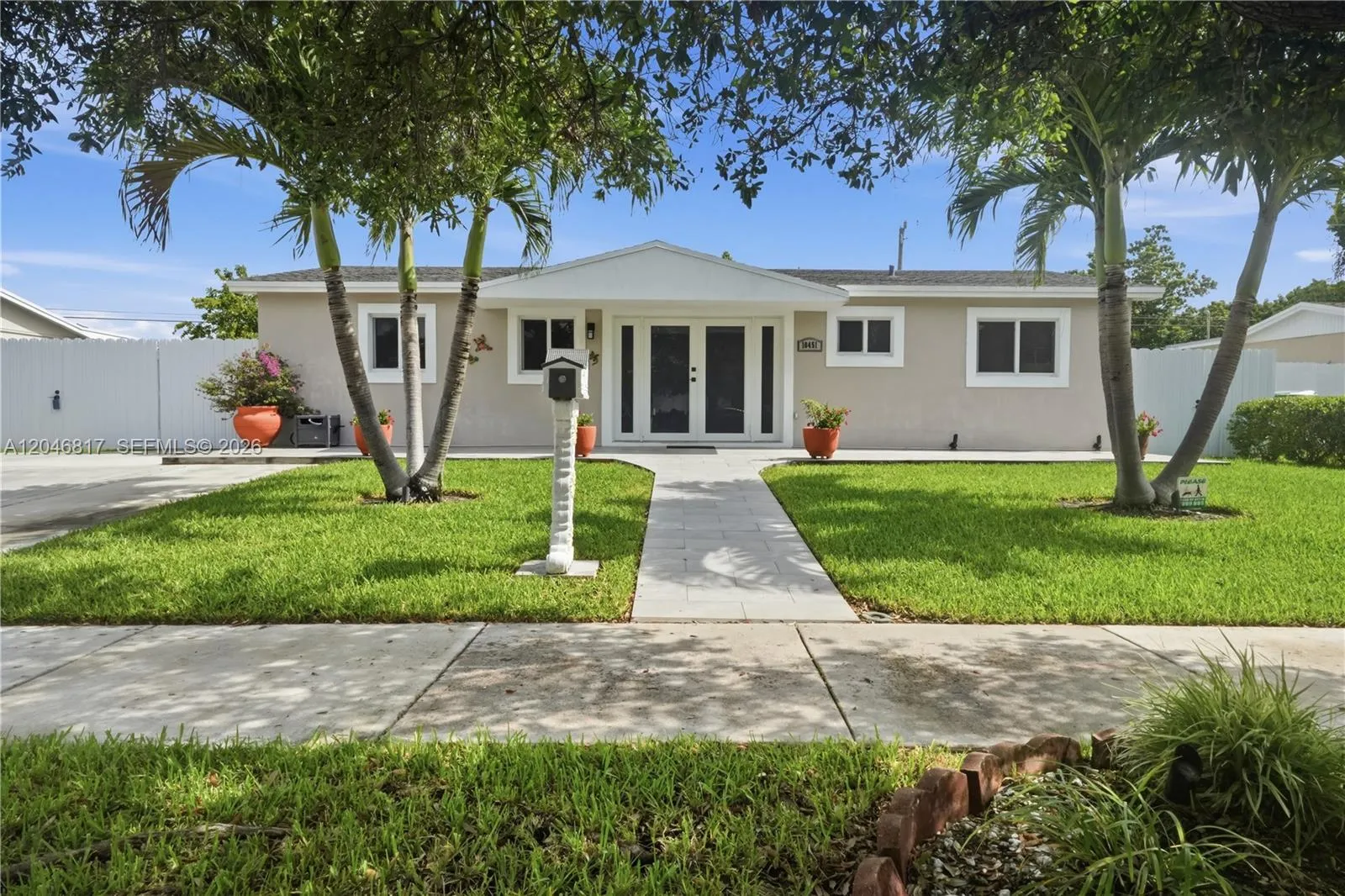 Foto de propiedad en 10451 SW 201st Terrace, Cutler Bay, FL 33189 Cutler Bay con MLS# 